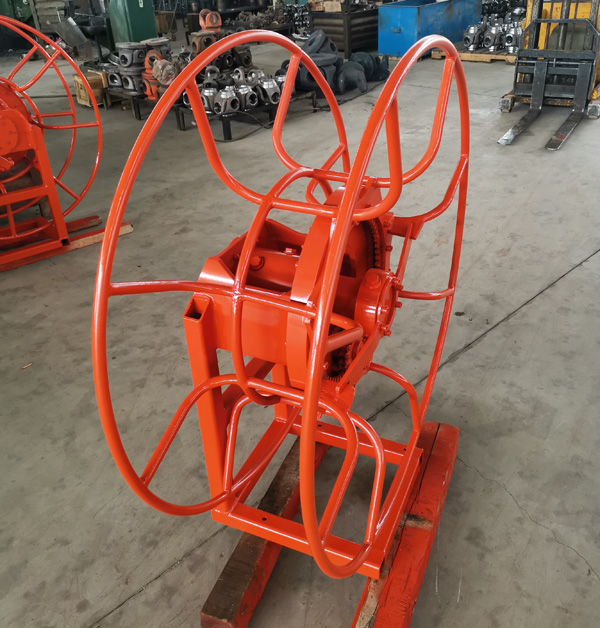 Hydraulic tube reel equipment